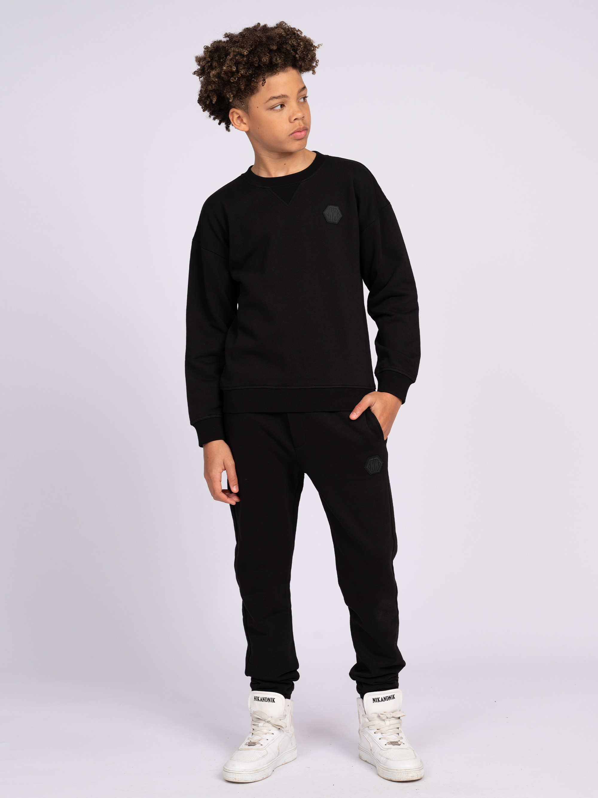 Loose-fitting sweatpants with logo patch